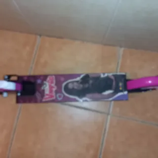 Monopatín infantil rosa y morado