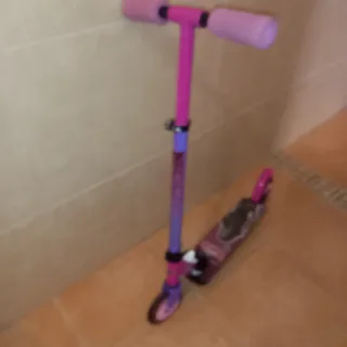 Monopatín infantil rosa y morado