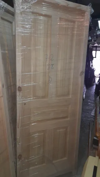 Puerta de pino con marco.