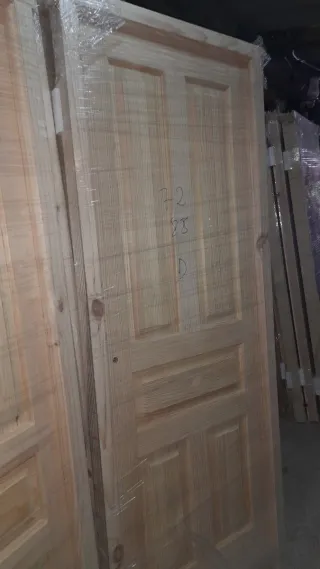 Puerta de pino con marco.