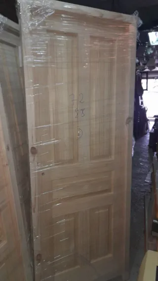 Puerta de pino con marco.