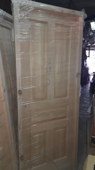 Puerta de pino con marco.