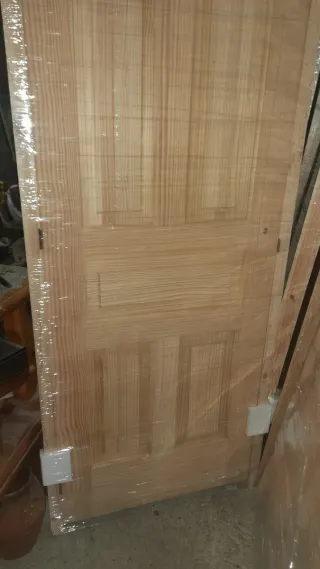 Puerta de pino con marco.