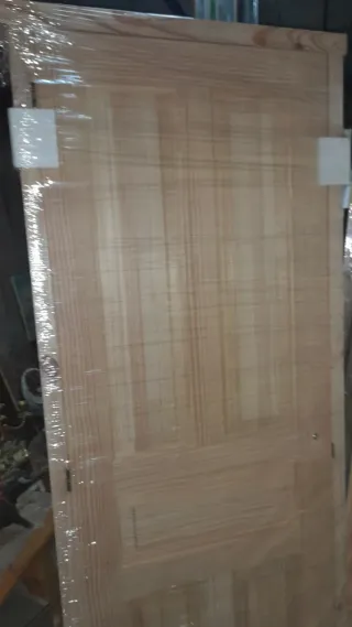 Puerta de pino con marco.