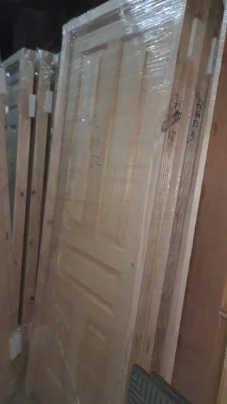 Puerta de pino con marco.