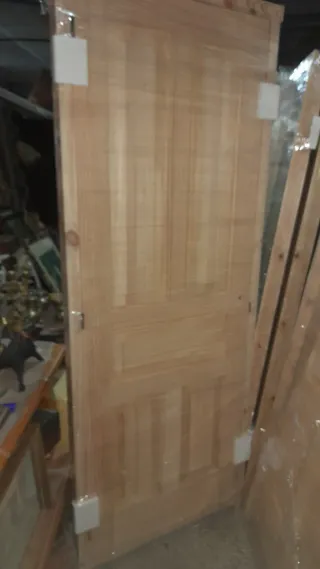 Puerta de pino con marco.