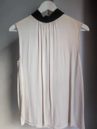 Blusa beige cuello negro