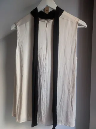 Blusa beige cuello negro