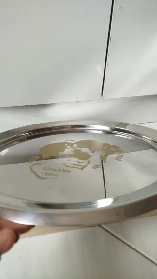 Vassoio vintage in acciaio con disegno