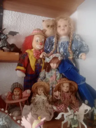 Cinque bambole e un pupazzo in porcellana vintage