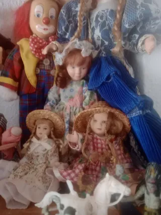 Cinque bambole e un pupazzo in porcellana vintage