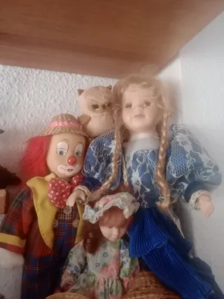 Cinque bambole e un pupazzo in porcellana vintage