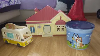 Casa Bluey, personajes y autocaravana