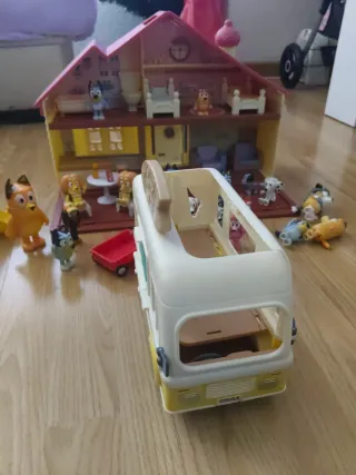 Casa Bluey, personajes y autocaravana