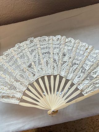 Abanico de encaje beige
