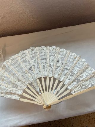 Abanico de encaje beige