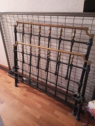 Cama de forja antigua