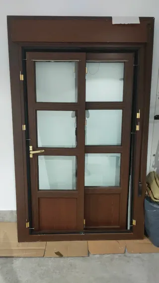 Ventana aluminio color madera nogal