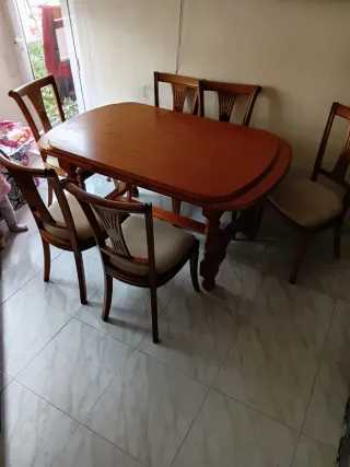 Mesa de comedor de madera con 6 sillas