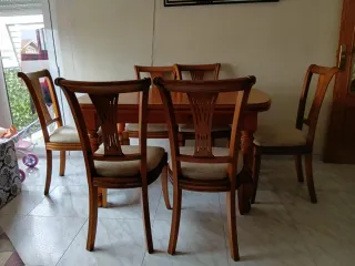 Mesa de comedor de madera con 6 sillas