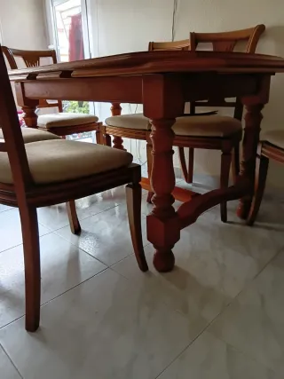 Mesa de comedor de madera con 6 sillas