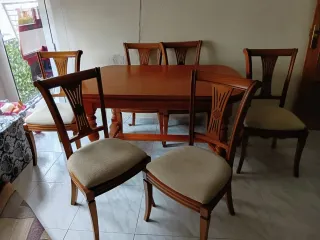 Mesa de comedor de madera con 6 sillas