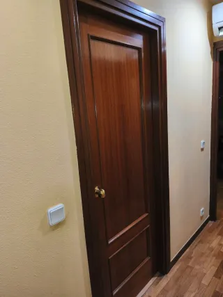 Puertas interiores de madera color marrón