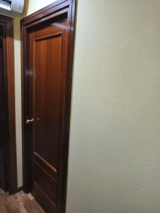 Puertas interiores de madera color marrón