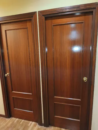 Puertas interiores de madera color marrón