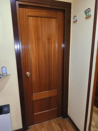 Puertas interiores de madera color marrón