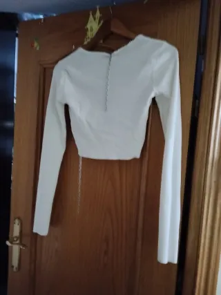 Top corto blanco con cadena