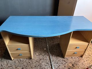Escritorio azul y beige de madera