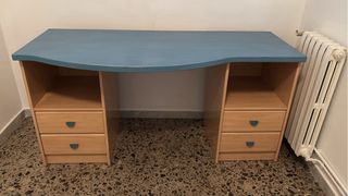 Escritorio azul y beige de madera