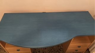 Escritorio azul y beige de madera