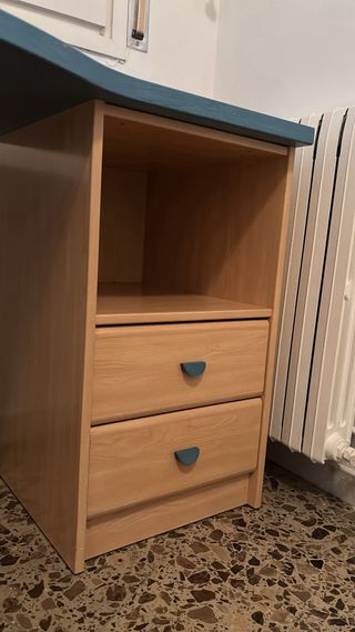 Escritorio azul y beige de madera