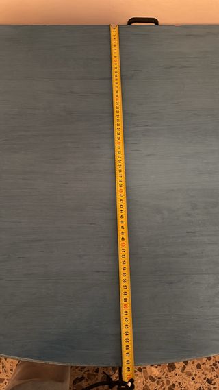 Escritorio azul y beige de madera