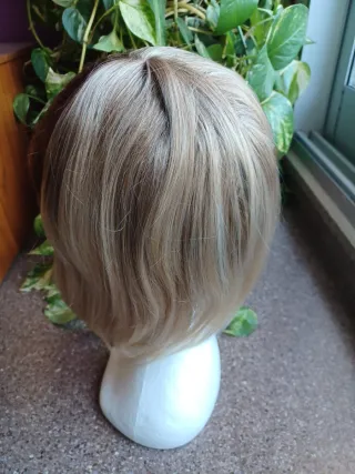 Peluca rubia y castaña