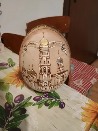 Uovo decorato in legno