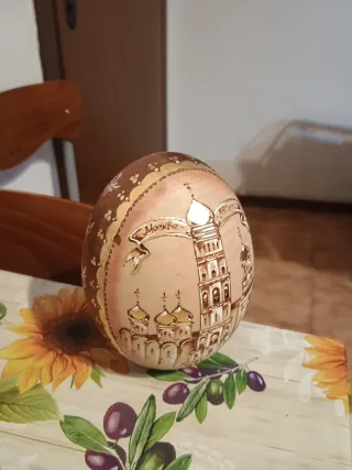 Uovo decorato in legno
