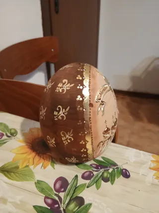 Uovo decorato in legno