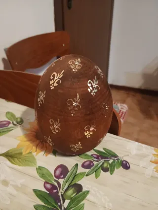Uovo decorato in legno