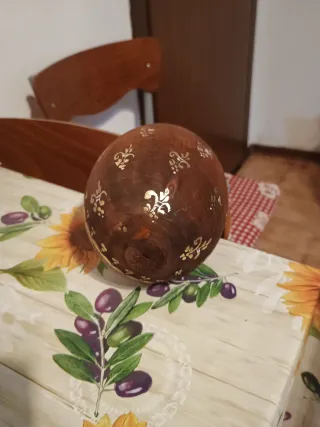 Uovo decorato in legno
