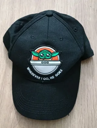Gorra negra con personaje