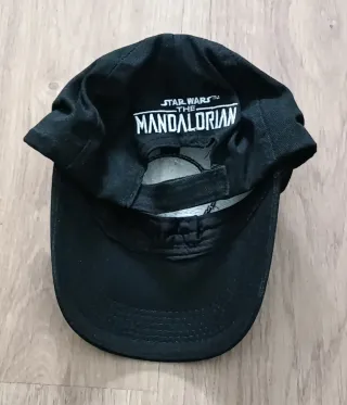Gorra negra con personaje