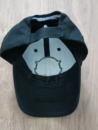 Gorra negra con personaje