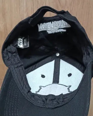 Gorra negra con personaje