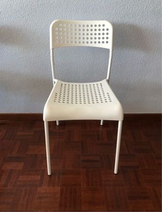 Silla de plástico beige