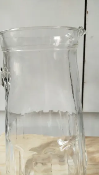 Caraffa in vetro trasparente