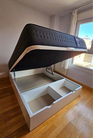 Canapé y colchón beige y marrón