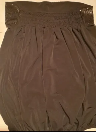 Top nero con paillettes